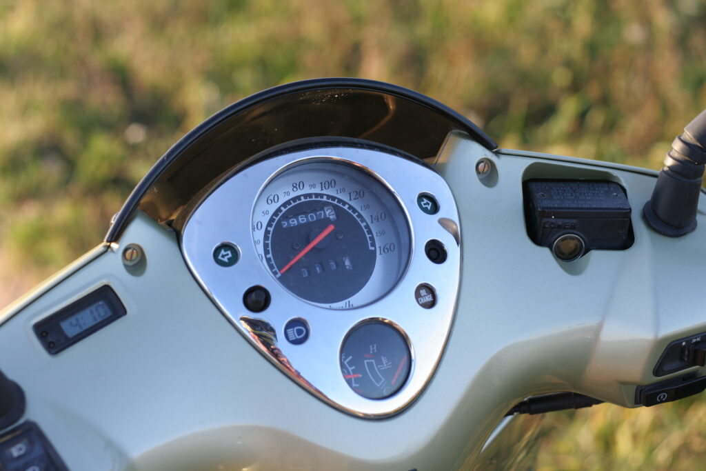 budíky skútru honda NES 125