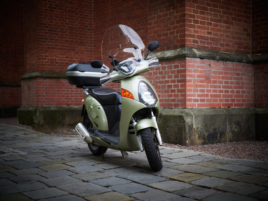 Skútr Honda NES 125 z půjčovny skútrů v Brně Skútruj.cz