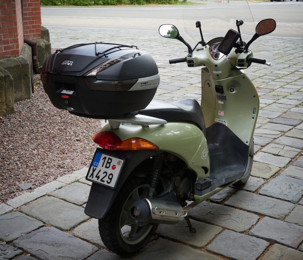 Skútr Honda NES s kufrem